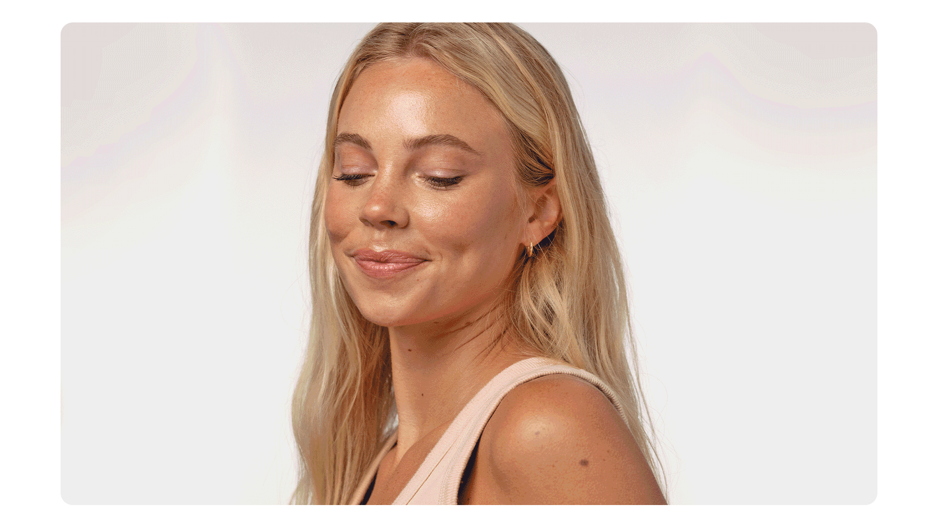 gif of blonde woman that then shifts to a studio shot of Lux Collection Sonique Minis on a blue background